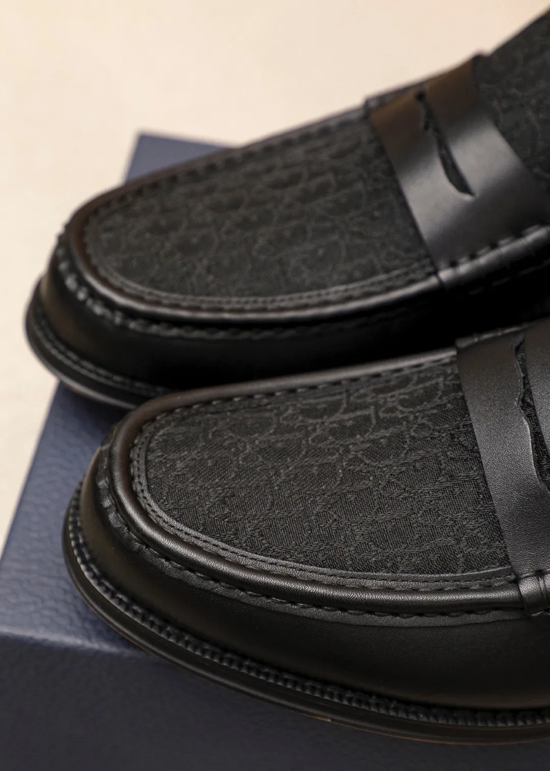 Men's shoes 💰480 💐 Product trademark: Dior "Dior" casual leather shoes Regular size: 39-44 (38.45.46🉑️Customized) Product materials: Selected Italian imported first-layer calfskin upper, imported water-dyed 🐂 cowhide lining. Strong three-dimensional visual effect, original outsole color: 1⃣️color optional